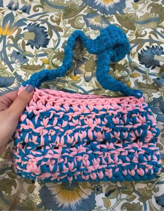 Bolso crochet trapillo azul y rosa, hecho a mano