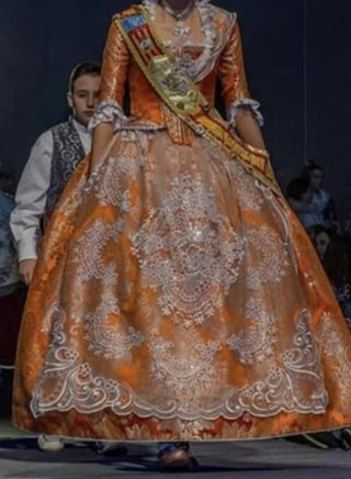 Traje de Fallera Naranja con Encaje Blanco