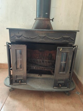Chimenea antigua de hierro fundido y cristal