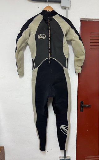 Traje surf Quiksilver + tabla bodyboard y aletas