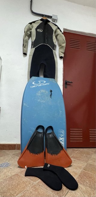 Traje surf Quiksilver + tabla bodyboard y aletas