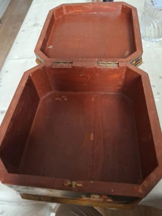 Caja de madera decorada con pintura