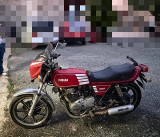 Moto Yamaha 400 Roja y Plata