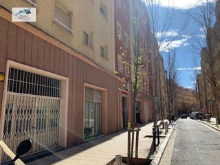 Local comercial en venta en El Turó de la Peira en Barcelona