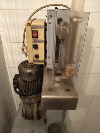 Encorchadora Italiana Eléctrica Mapan
