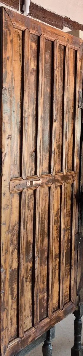 Puerta antigua restaurada y tratada