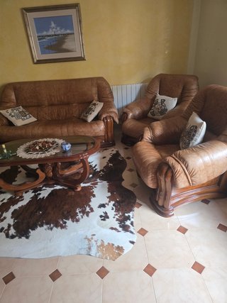 Sofá y 2 butacas de piel y madera