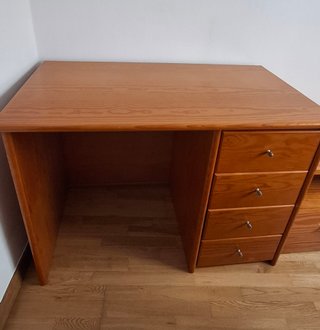 Escritorio de madera con cajones