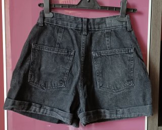 Short mom fit negro Bershka talla 34 tiro alto