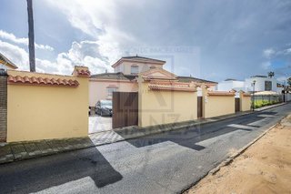 Chalet en venta en Las Almenas en Tomares