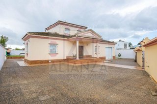 Chalet en venta en Las Almenas en Tomares