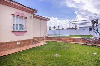 Chalet en venta en Las Almenas en Tomares