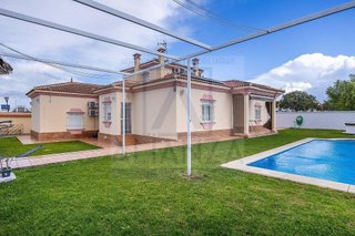 Chalet en venta en Las Almenas en Tomares
