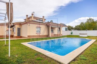 Chalet en venta en Las Almenas en Tomares