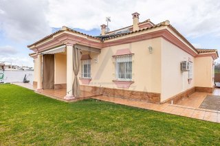 Chalet en venta en Las Almenas en Tomares