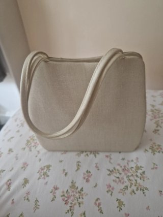 Bolso de fiesta raso beige con  adorno florecitas