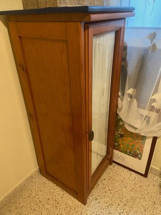 Vitrina madera con tapa mármol azul