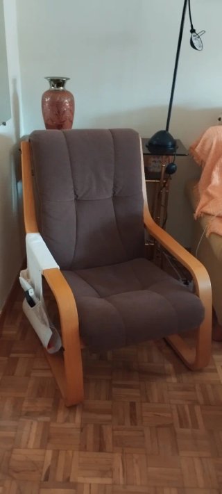 Sillón cómodo tela y madera