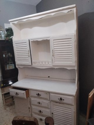 Mueble de madera maciza restaurado