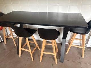 Mesa alta cocina negra y madera