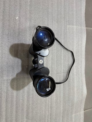 Prismáticos negros con correa