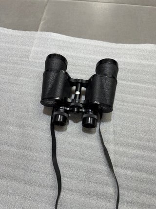 Prismáticos negros con correa