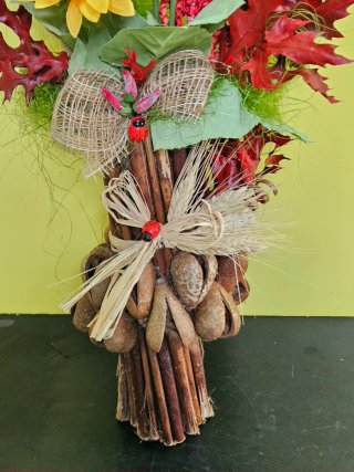 Composizione Fiori artificiali, ambiente rustico