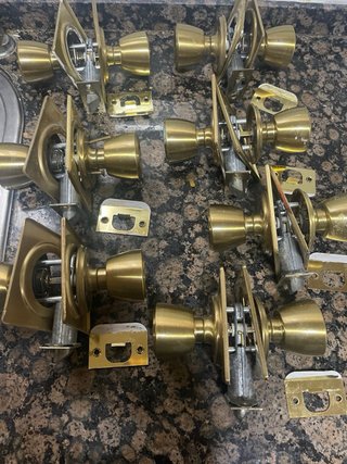 Juego de 7 pomos redondos dorados