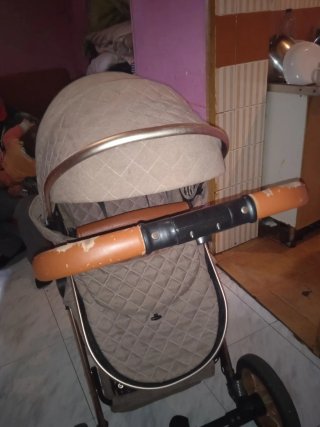 Carrito de bebé con capota y manillar