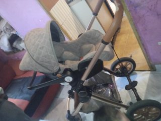 Carrito de bebé con capota y manillar