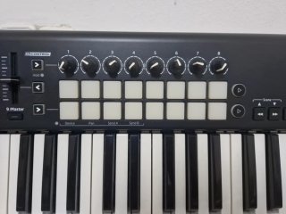Controladora MIDI - Novation Lunchkey 49 MK2