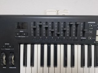 Controladora MIDI - Novation Lunchkey 49 MK2
