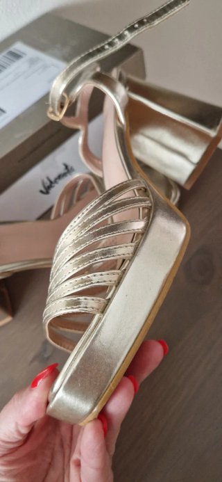 Sandalias doradas plataforma tacón