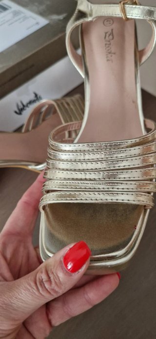 Sandalias doradas plataforma tacón
