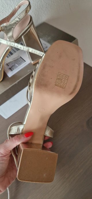 Sandalias doradas plataforma tacón