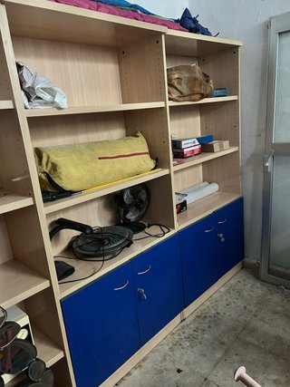 Libreros con puertas beige y azul