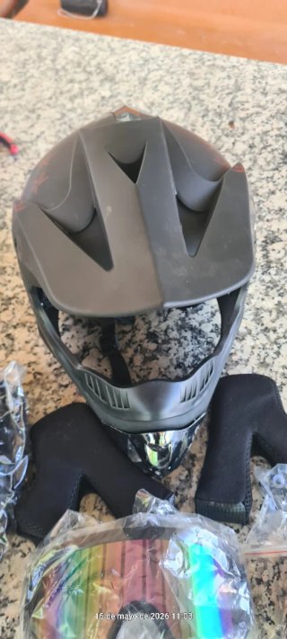 Casco integral MTB + Gafas y guantes.