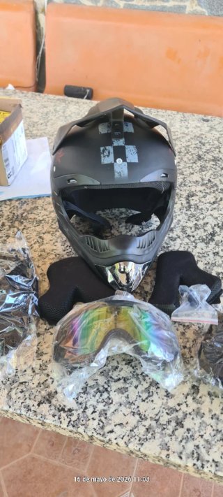 Casco integral MTB + Gafas y guantes.