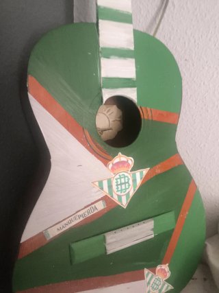Guitarra Betis sin cuerdas  Para adornar o arregla