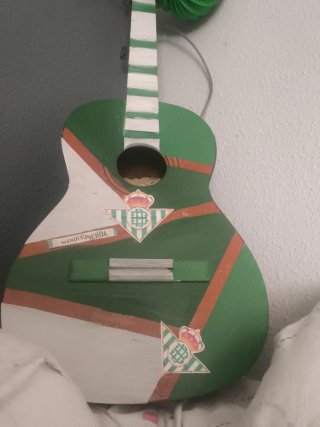 Guitarra Betis sin cuerdas  Para adornar o arregla