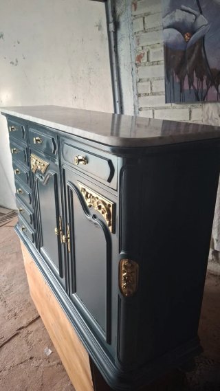 Mueble de salón azul y dorado