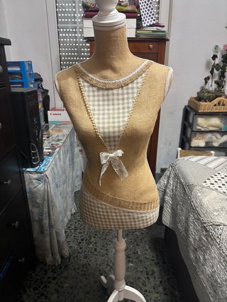 Busto costurera beige y marrón