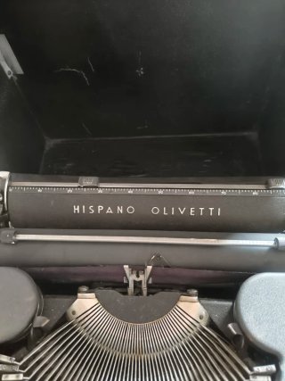 Máquina de Escribir Hispano Olivetti Negra
