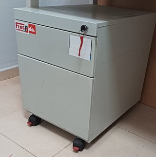 Cajonera metálica gris con ruedas y llave
