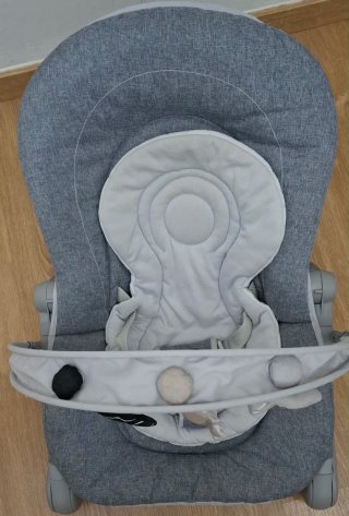 Silla de bebé Chicco gris y blanco