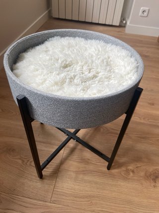 Cama elevada para gatos gris y blanca