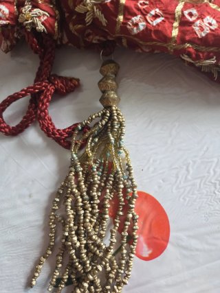 Pochette in seta rossa e oro