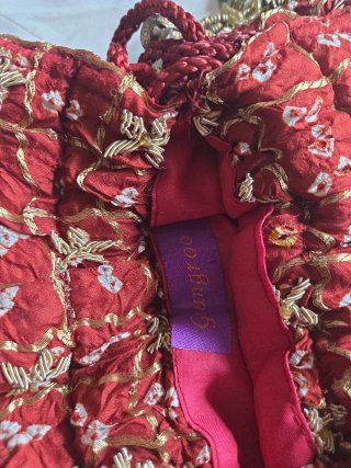 Pochette in seta rossa e oro