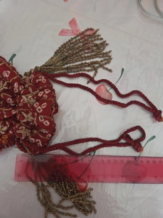 Pochette in seta rossa e oro