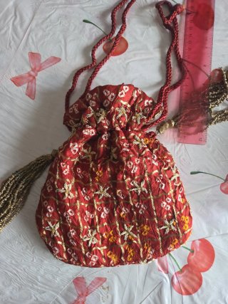 Pochette in seta rossa e oro